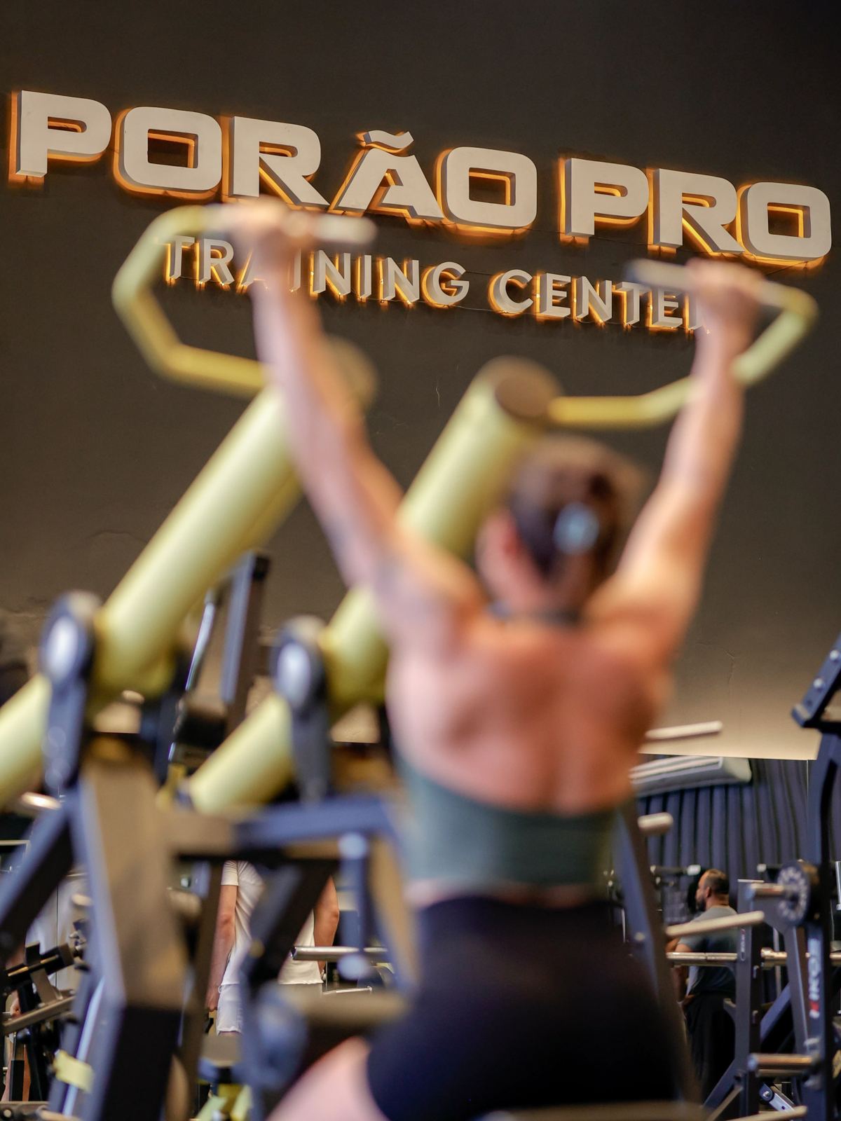 Letreiro Porão PRO Training Center e aluna treinando
